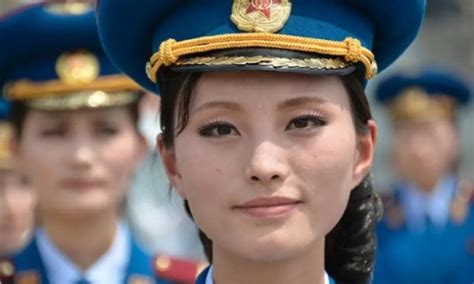 朝鲜女兵方队阅兵，堪称美腿大军，怪不得金正恩笑的这么开心_凤凰网视频_凤凰网