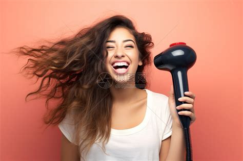 快乐少妇吹干头发图片-手拿白色吹风机的美女在吹头发素材-高清图片-摄影照片-寻图免费打包下载