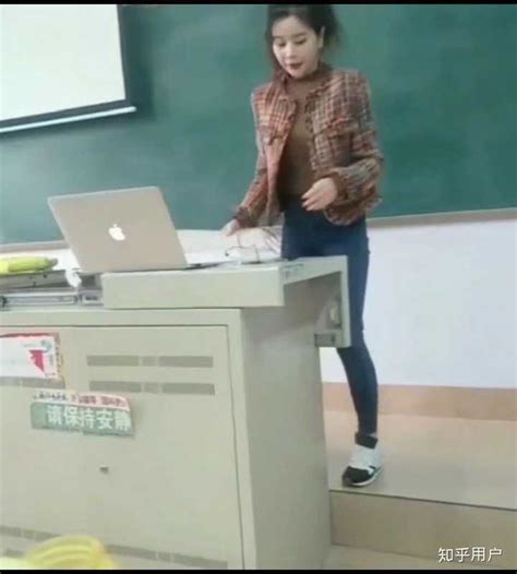 人像教师节讲台前的女老师高清摄影大图-千库网
