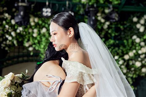 婚礼上幸福落泪的新娘高清图片下载-正版图片502381586-摄图网