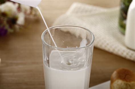 脱脂牛奶和全脂牛奶哪个有营养 - 鲜淘网