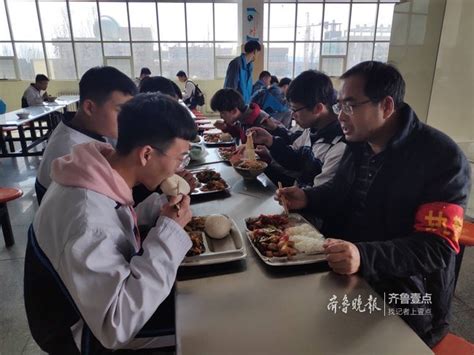 淄博：校园陪餐制度来了 校领导和学生“集中用餐”_山东频道_凤凰网