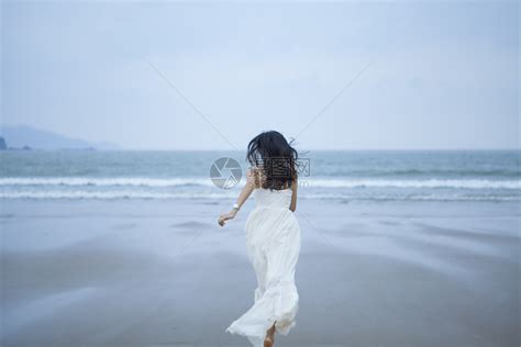 海边奔跑的女性背影图片素材_免费下载_jpg图片格式_VRF高清图片500665227_摄图网