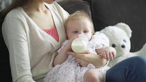 母亲在家里的厨房里给婴儿用奶瓶喂奶_1920X1080_高清视频素材下载(编号:8426771)_实拍视频_光厂(VJ师网) www ...