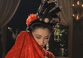 上海电影节红毯外的陈红,一身黑装优雅从容. “心若淡然|陈红|上海电影节|岁月_新浪新闻
