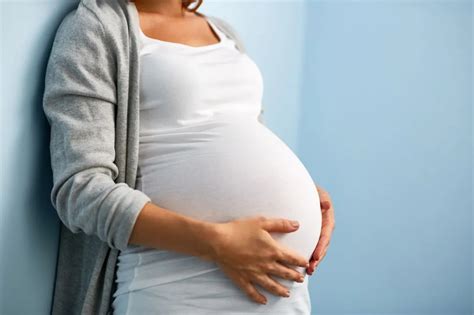 宝妈“阳”了能哺乳吗？新生儿感染新冠病毒有何症状？专家这样说…_也百科
