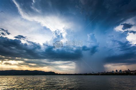 台风暴雨的西湖傍晚高清图片下载-正版图片500286696-摄图网