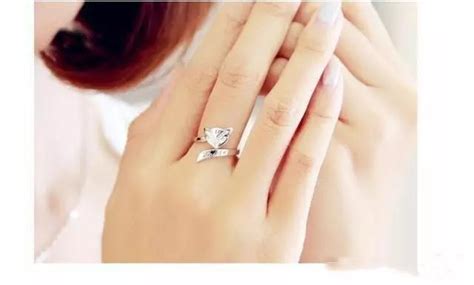 女生戒指的戴法和意义（图解） 女生五个手指戴戒指分别什么意思 – 我爱钻石网官网