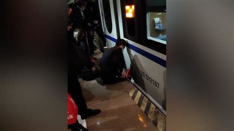 孩子掉入列车与站台缝隙大哭，开原西站：救上来了人没事_凤凰网视频_凤凰网