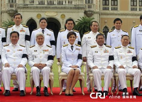 泰国首位女总理英拉率内阁成员亮相(组图)_财经_腾讯网