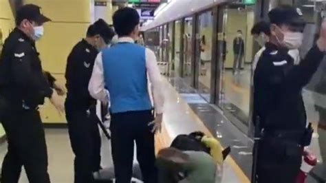 地铁站两男子打架保安用喇叭劝解：打赢坐牢，打输住院_凤凰网视频_凤凰网