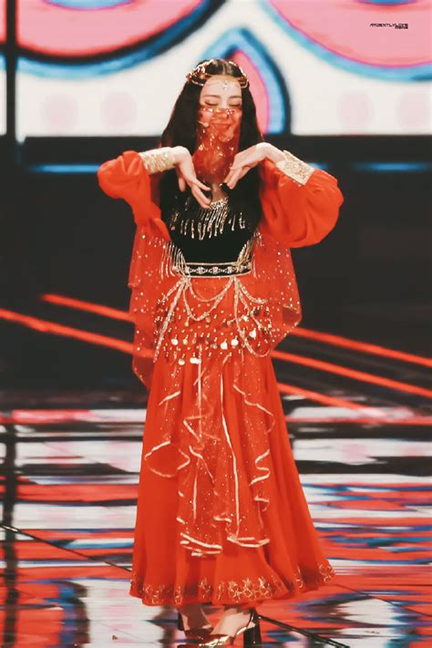 迪丽热巴跳新疆舞很美啊！这两年小花频频出圈，对她冲击很大吧？