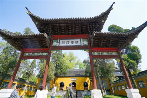 2021大明寺位于扬州城区西北郊蜀冈风景区之中峰，是集佛教庙宇、文物古迹和园林风光于一体的游览胜地_大明寺-评论-去哪儿攻略
