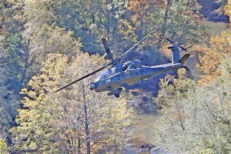 一架AH-64E阿帕奇守护者和UH-60M黑鹰直升机进行多舰能力演示。