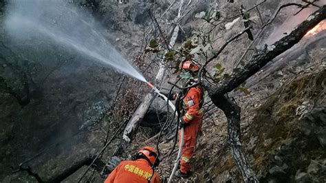 C视频丨直击雅江山火一线救援，消防员以水灭火从“两面”夹击_四川在线