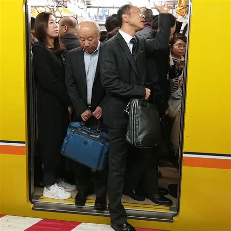 郑州地铁首迎公众假日大考 车厢拥挤堪比日本_河南频道_凤凰网