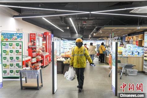 《防控疫情不放松》严格做好超市防控工作 确保购物环境安全