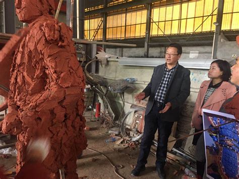 甘孜县相关领导到厂区考察，查看雕塑泥稿样品制作进展-集团动态
