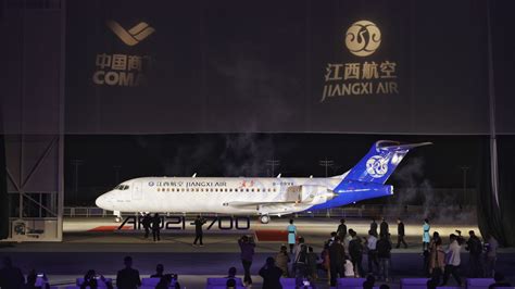 北京日报客户端国产客机载国旗飞上蓝天，国航首架ARJ21正式交付 点击按钮取消订阅