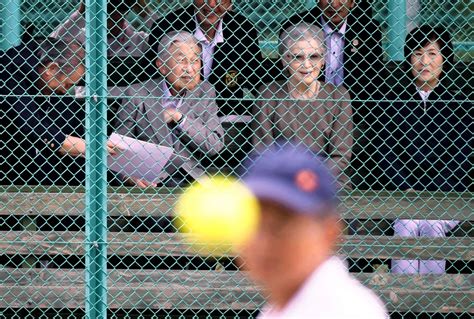 撒狗粮！日本明仁上皇夫妇重访62年前“结缘”网球场
