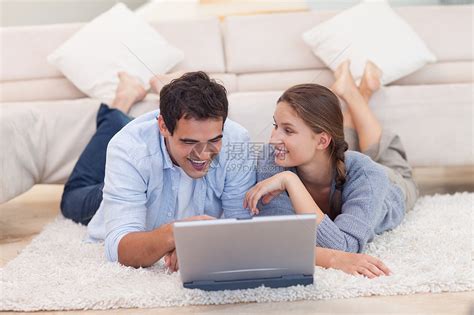 快乐的情侣在网上冲浪高清图片下载-正版图片321411400-摄图网