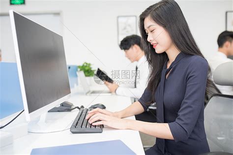 办公室里工作的商务女职员高清图片下载-正版图片500714773-摄图网
