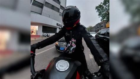 摩托车等红灯被后车长按喇叭催让道，女子：我是机动车让不了_凤凰网视频_凤凰网