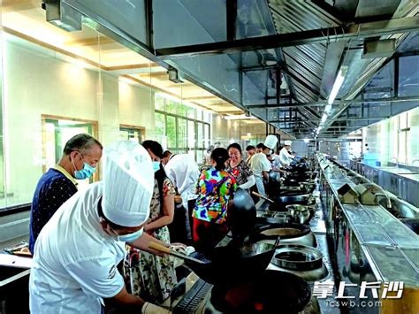 浏阳市两型产业园推进“食品加工+工业旅游”企业车间里300名游客赛厨艺-浏阳要闻-长沙晚报网