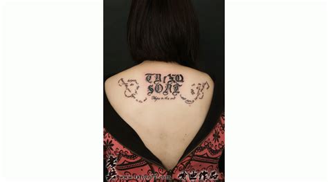 武汉纹身：美女背部图腾文字纹身图案作品 - 后背 武汉老兵纹身