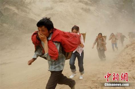解放军在汶川地震救出的女孩 从军在武汉"战疫"(图)_新闻中心_中国网