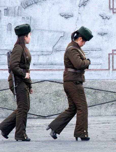 朝鲜女兵英姿飒爽 穿10厘米高跟鞋挎抢巡逻(图)_海口网