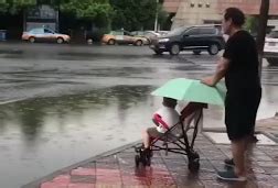 许昌街头爷爷淋雨给孙儿撑伞 路人拍下暖心一幕-大河网