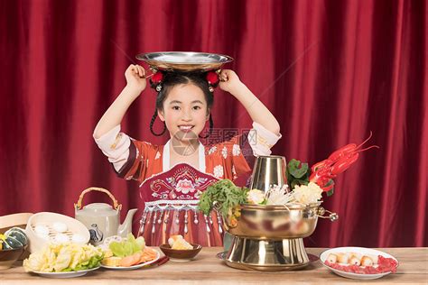 活力古装小女孩吃火锅高清图片下载-正版图片501752420-摄图网