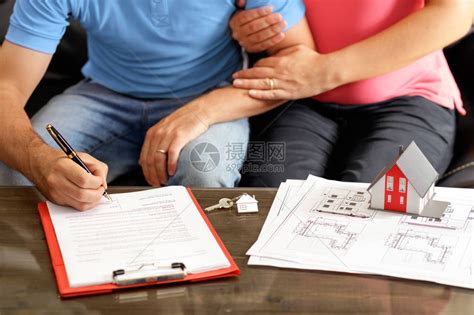 年轻夫妇签署购房贷款合同租高清图片下载-正版图片503574247-摄图网