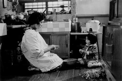 1961年日本东京的一位母亲和孩子好幸福的一对母女_老照片图库_新浪博客