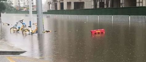 昆明暴雨主城区多路段被淹 网友:已到威尼斯_新浪大连新闻_新浪大连