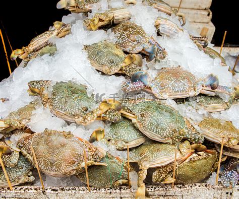 市场上卖的螃蟹高清摄影大图-千库网