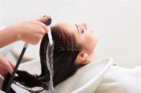 为什么去理发店发型师都要求洗头，原因有猫腻，下次去别被坑