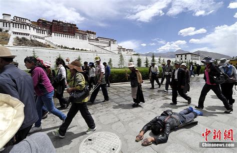 西藏萨嘎达瓦节迎高峰_国内新闻_环球网