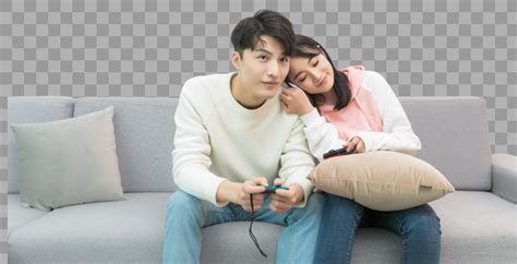 年轻情侣在客厅玩手机游戏高清图片下载-正版图片500804652-摄图网