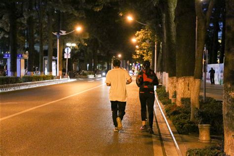 夜上海·悦动｜夜跑：孤独上路，发现真我_文体社会_新民网