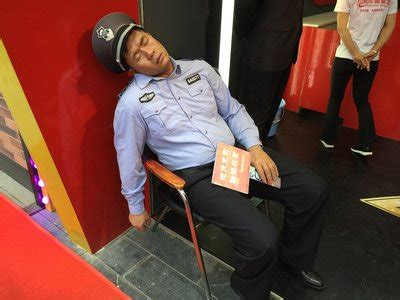 记者深夜暗访小区安保情况 拍下值班保安“最美睡姿”-新闻中心-温州网