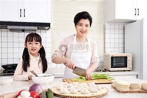 孙女陪伴奶奶厨房做菜高清图片下载-正版图片501800012-摄图网