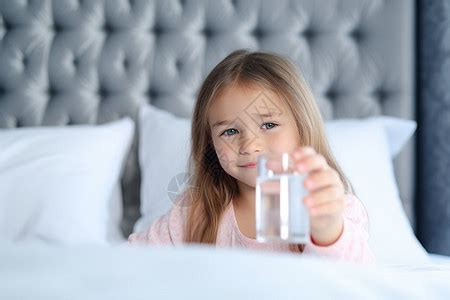 小女孩在床上拿着水杯喝水高清图片下载-正版图片600225514-摄图网