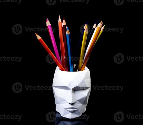 lápices de colores para el dibujo, ubicados en un soporte a modo de ...