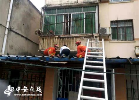 合肥：一女子不慎从五楼摔下 消防队员架梯救人_安徽频道_凤凰网