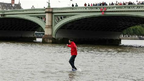 迷之尴尬！英国男子悬浮在水面施展轻功水上漂，下一秒却被抓了_腾讯视频