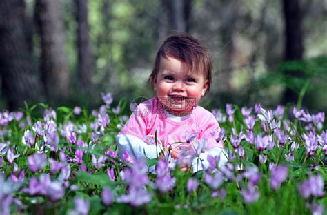 在森林的春天一个女婴和塞高清图片下载-正版图片504716294-摄图网