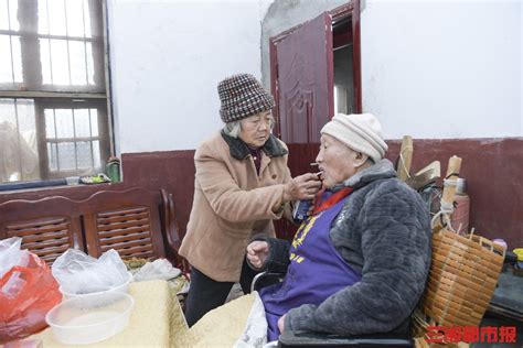 热爱生活，湘潭78岁“俯卧撑奶奶”每一天都活力满满 - 城事 - 三湘都市报 - 华声在线