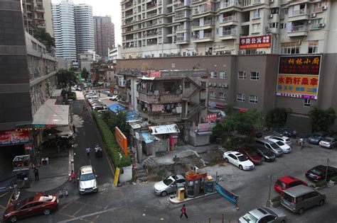 坚挺10余年 深圳“最牛钉子楼”一栋终于开拆！_新浪图片